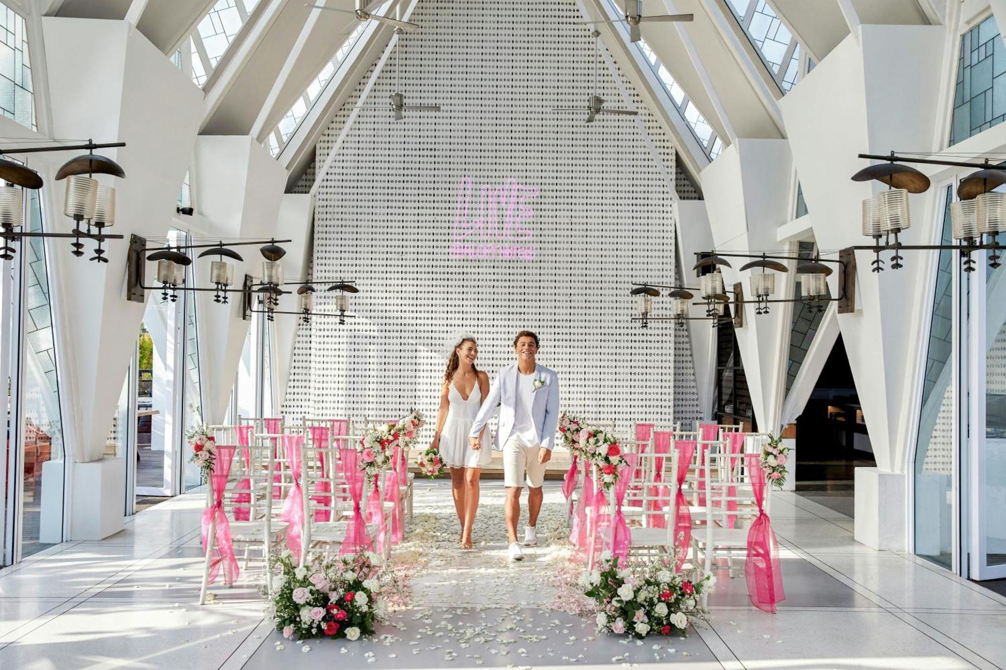 Готель Aloft Bali Seminyak Екстер'єр фото